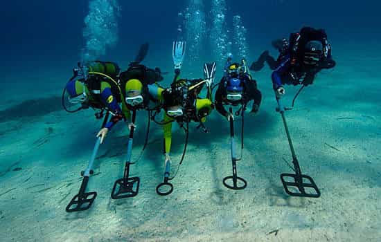 Group of divers using Underwater Metal Detectors